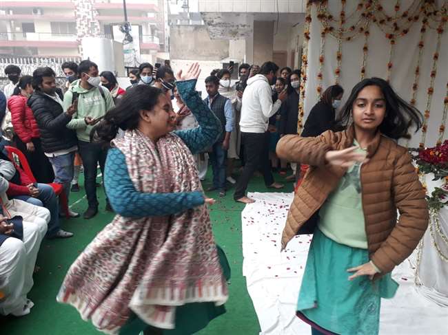 काशी में बिरजू महाराज को शिष्याओं ने दी नृत्यांजलि, विदायी में भीग उठीं सभी की पलकें