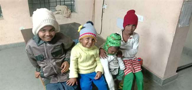 बच्चों तुम लोग यहीं बैठना, मैं अभी आता हूं, अभी भी इंतजार में टकटकी लगाए बैठे हैं चारो मासूम