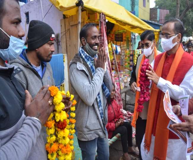 UP Chunav 2022: आगरा में डिप्टी सीएम ने साधा विपक्ष पर निशाना, बोले सभी लड़ रहे अभी प्रत्याशी के लिए लड़ाई