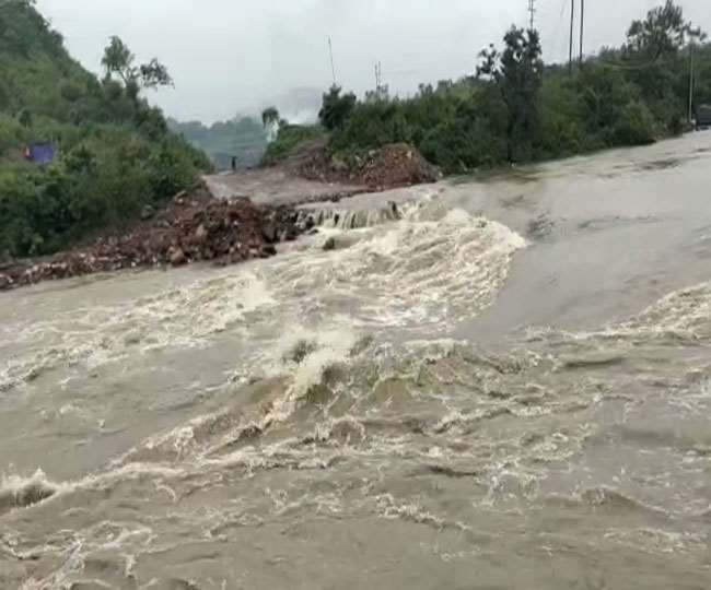 कतरी नदी में कचरा फेंके जाने नदी हो रही है संकीर्ण, अस्तित्व पर खतरा