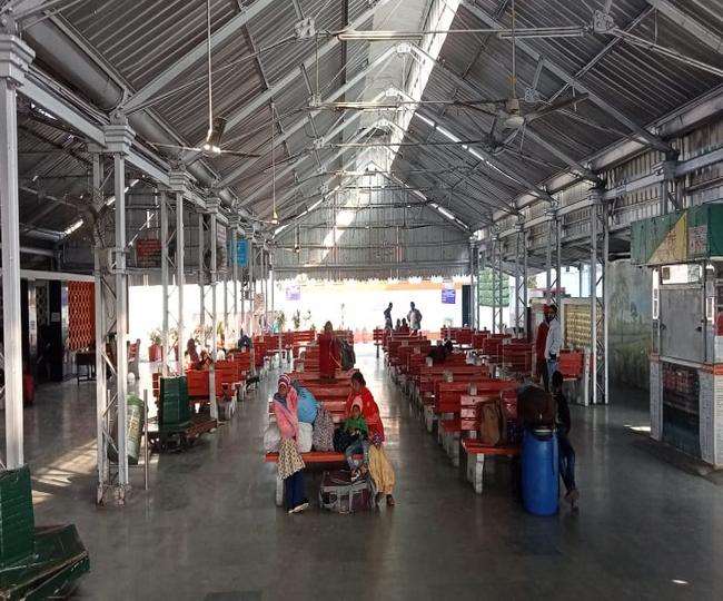 Punjab Train Travel Alert: पंजाब में कोहरे के चलते 5 घंटे देरी से चल रही ट्रेनें, लुधियाना स्टेशन पर यात्री रहे परेशान