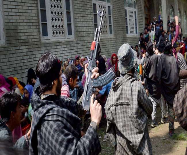 जम्मू कश्मीर : हाइब्रिड आतंकियों व उनके हैंडलरों के खिलाफ चलेगा अभियान, शरण दी तो होगी बड़ी कार्रवाई