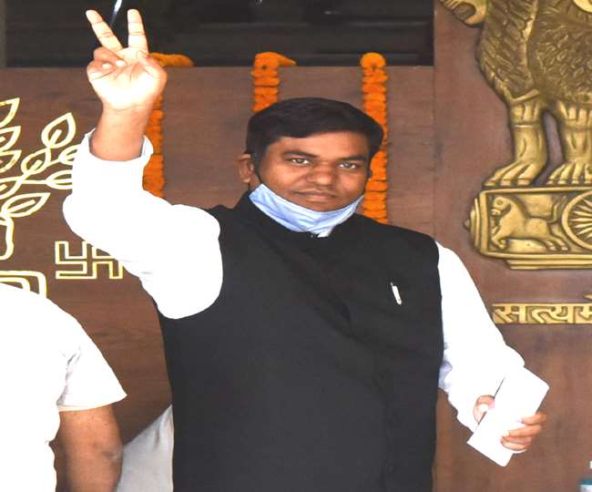 बिहारः तेजस्वी की तारीफ कर अपनी ही पार्टी में घिरे सहनी, विधायक बोले- छूरा मारने वालों से नजदीकी ठीक नहीं