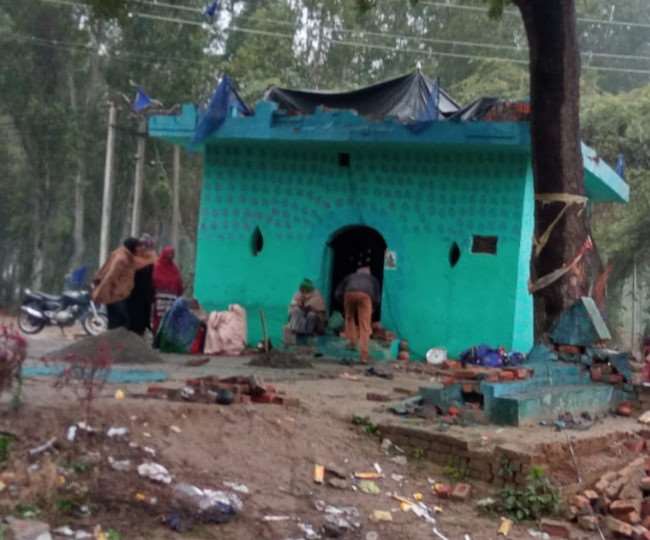 करनाल में अज्ञात बदमाशों ने वर्षों पुरानी नंदा पीर की दरगाह तोड़ी, हंगामा, लोगों में रोष