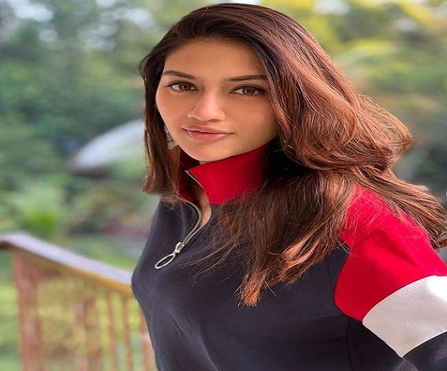नुसरत जहां ने डीप नेक वन पीस 'हॉट' ड्रेस पहन किया वॉक, 'बोल्ड' वीडियो देख फैंस का मचला दिल
