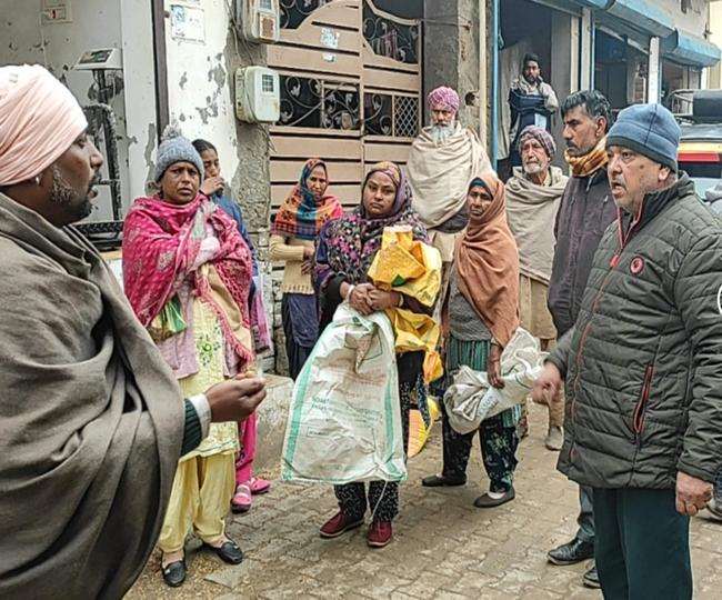 जगराओं में सरकारी राशन डिपो में बांटी जा रही खराब गेहूं, डिपो होल्डर के खिलाफ उपभोक्ताओं का प्रदर्शन