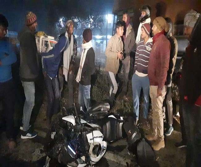 हादसे में गोपालगंज की सड़क पर बिखरी शराब की बोतलें, तड़पता रहा युवक, बोतलें उठाते रहे राहगीर