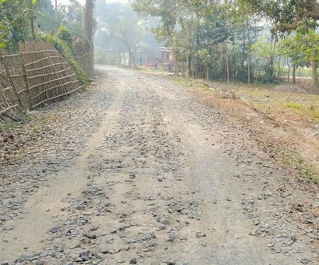गजब हैं बिहार के संवेदक: कटिहार में डेढ़ किलोमीटर की सड़क बनाने के लिए दो साल का समय पड़ा कम
