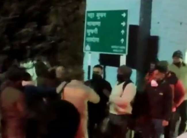 VIDEO: शिमला में पर्यटक की सरेआम गुंडागर्दी, बीच सड़क पर पुलिस एएसआइ को जड़ दिया थप्पड़