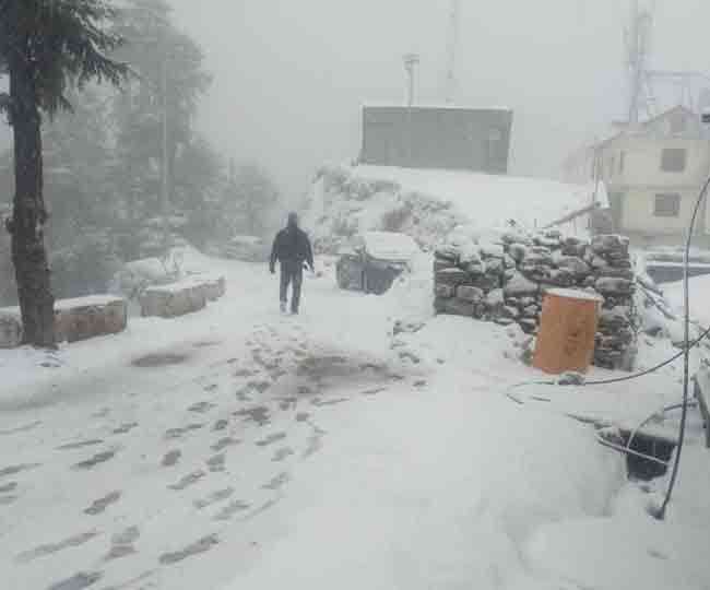 उत्तराखंड में एक बार फिर बदला मौसम, लोखंडी में हुई बर्फबारी; प्रकृति के खूबसूरत नजारे देखने को उमड़े पर्यटक