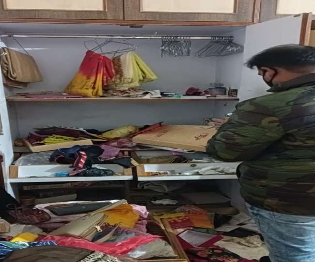 आगरा में सराफा व्यापारी के घर लाखों की चोरी, गैस कटर से गेट के कुंडे काटकर अंदर घुसे चोर