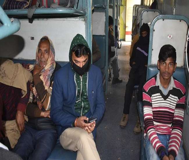 सर्द मौसम में गरमाई राजनीति, बातों बातों में कब कट गया सफर किसी को पता ही नहीं चला