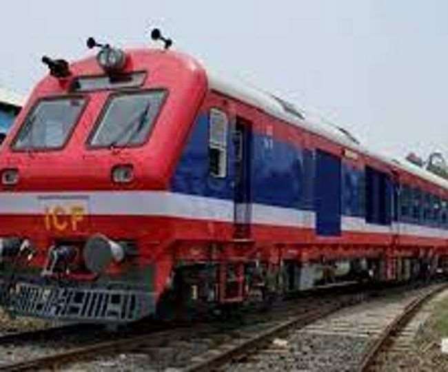 यात्रीगण ध्यान दें, ये आठ ट्रेन चल रही है विलंब से, ये ट्रेन तो दो घंटे 12 मिनट है लेट