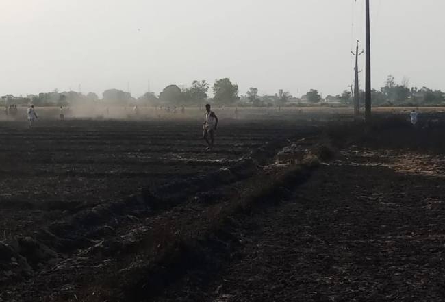 आग से 63 बीघा गेहूं की फसल स्वाह, पथराव