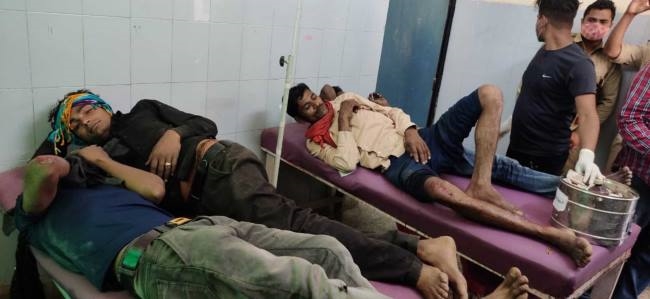 मिक्सर मशीन लदी ट्रैक्टर-ट्राली पलटी, आठ श्रमिक घायल