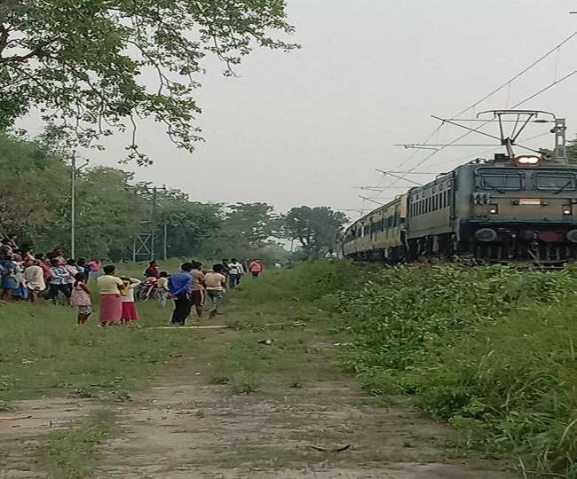 पूर्वी चंपारण में रेलवे ट्रैक पर गिरा पेड़, ट्रेनों का परिचालन बाधित, विद्युत आपूर्ति प्रभावित