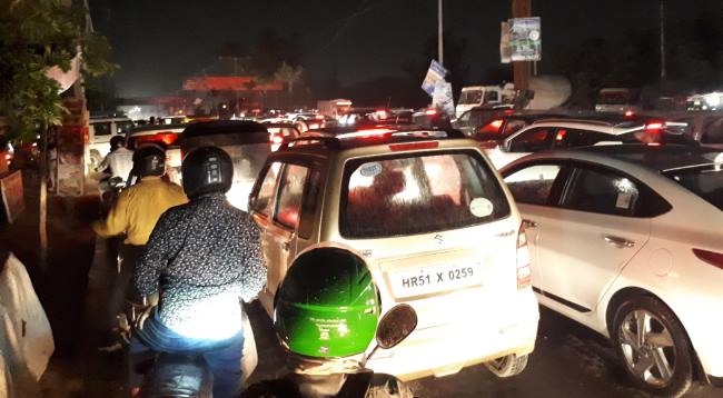 बीपीटीपी पुल पर रोज लग रहा जाम, कोई नहीं दे रहा ध्यान