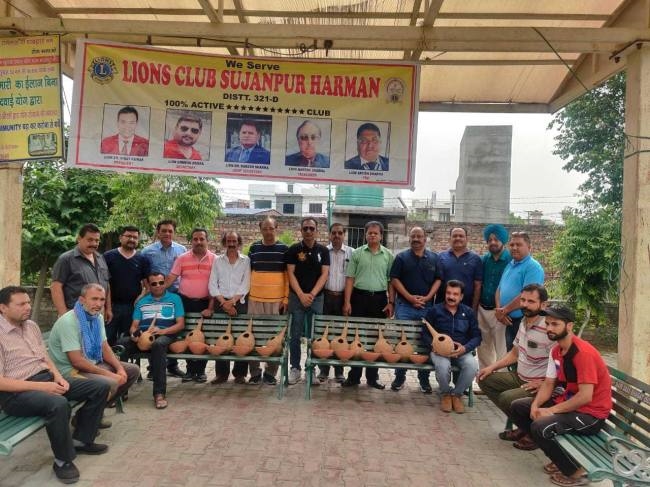 पक्षियों के लिए घौंसले व पीने के लिए पानी के प्याले रखे