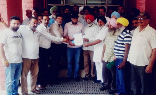 खंडहर हो रहे क्वार्टरों को सेवा मुक्त कमचारियों को लीज पर दिया जाए: लखवविंदर सिंह