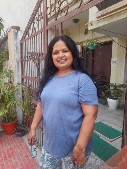 दुकान खाली और सड़क पर बिक रहा सामान