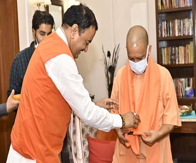 Lunch Diplomacy: लखनऊ में डिप्टी सीएम केशव प्रसाद मौर्य के घर लंच पर पहुंचे सीएम योगी आदित्यनाथ