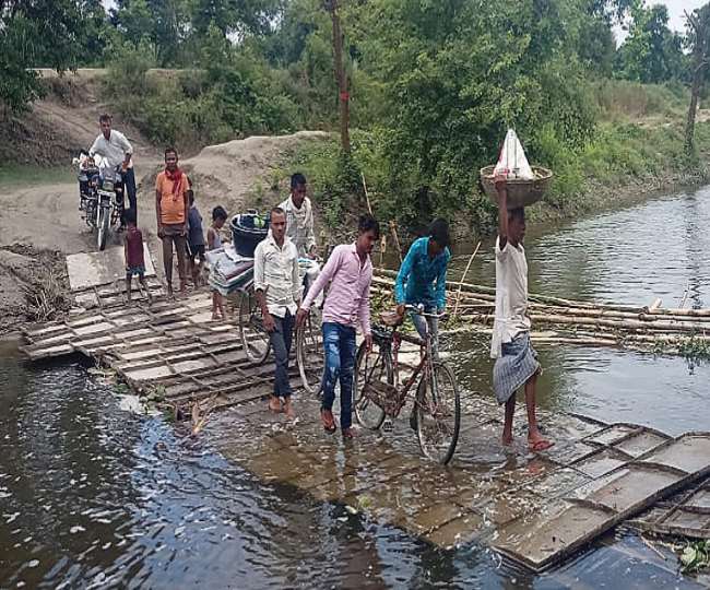 इस जिले में प्रशासन ने नहीं सुनी तो ग्रामीणों ने ही बना दिया लोहे व लकड़ी से पुल