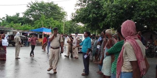 डीलर के खिलाफ सड़क पर उतरे उपभोक्ता, किया आवागमन बाधित