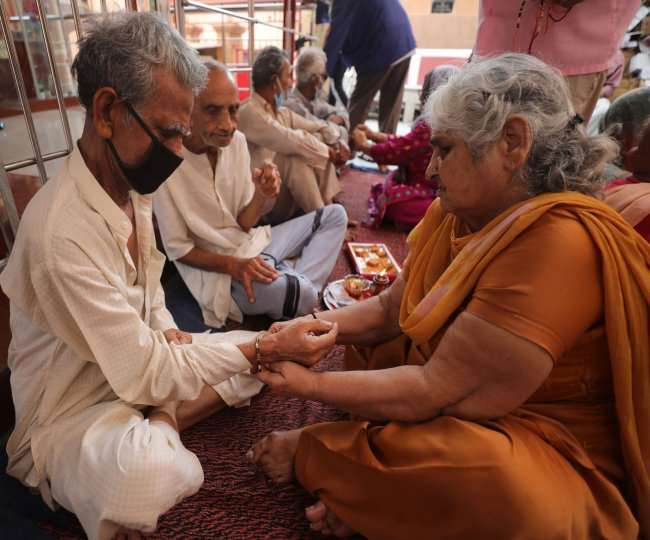 Raksha Bandhan 2021: दिन भर टकटकी लगाए अपनाें का इंतजार करती रही वृद्ध आंखें, वृद्धाश्रम में रक्षाबंधन पर्व मनाया