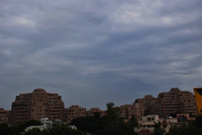 फुहारों से मौसम हुआ सुहावना,
आज भी बारिश की उम्मीद