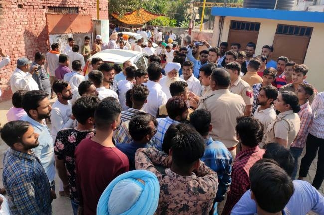 पोस्टर लगी कार के मतदान केंद्र में पहुंचने पर हुआ खूब हंगामा