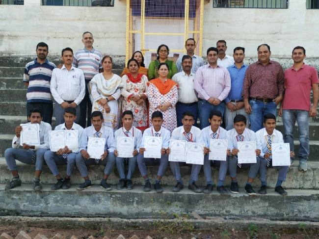 कल्लर स्कूल में खिलाड़ियों को किया सम्मानित