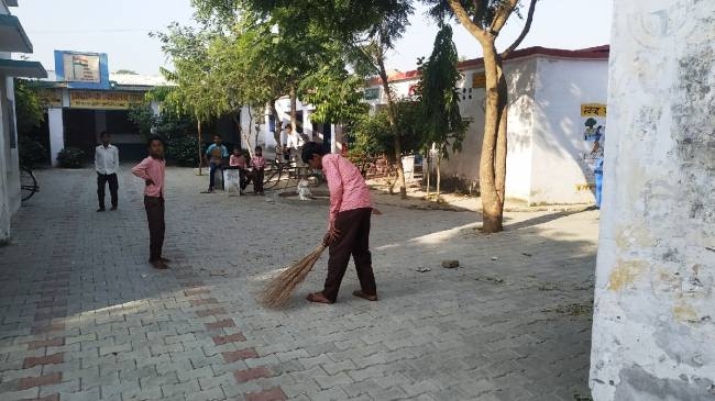 परिषदीय स्कूलों में बच्चों से लगवाई जा रही झाड़ू