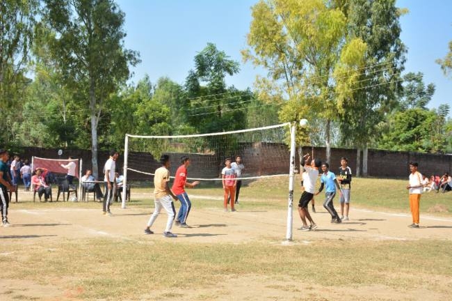 बैडमिंटन में माहिलपुर स्कूल रहा विजयी