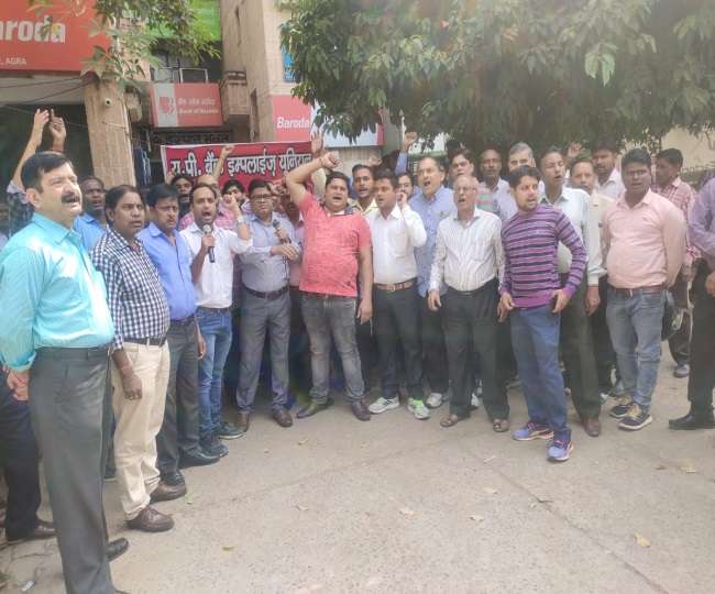 विलय के खिलाफ हुंकार, देशव्यापी हड़ताल से त्योहारी सीजन में करोड़ों का लेनदेन धड़ाम Agra News