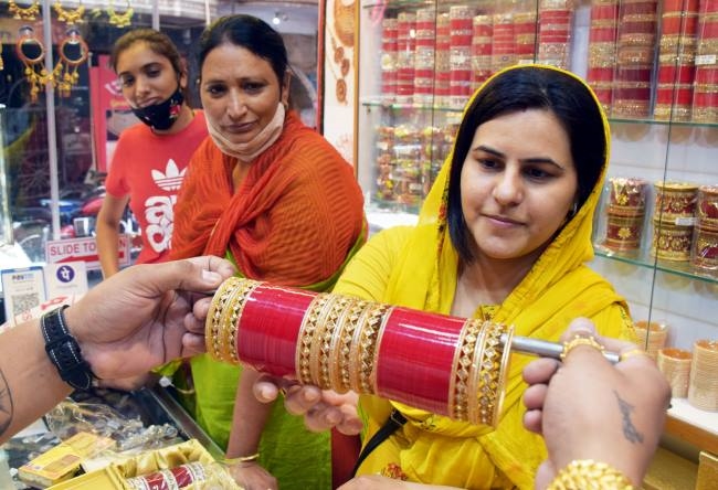 करवाचौथ को लेकर बाजारों में बिखरी पारंपरिक छटा