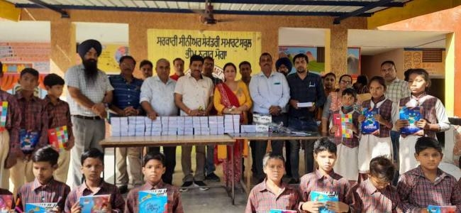सरकारी स्कूल में बच्चों को नोटबुक दी