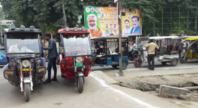 कलेक्ट्रेट गेट को ही बना दिया ऑटो रिक्शा स्टैंड
