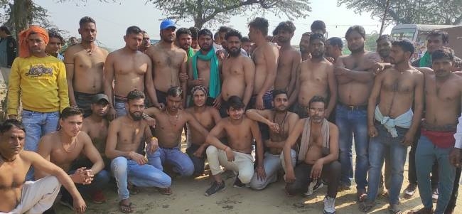 टैंटीगांव में युवा किसानों का अर्द्धनग्न प्रदर्शन