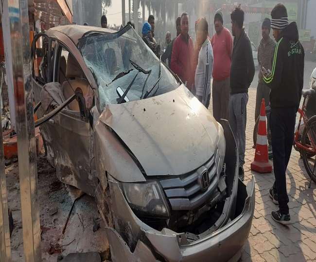 मेरठ साकेत पेट्रोल पंप के पास तेज रफ्तार होंडा सिटी दीवार से टकराई, एमबीबीएस के दो छात्रों की मौत