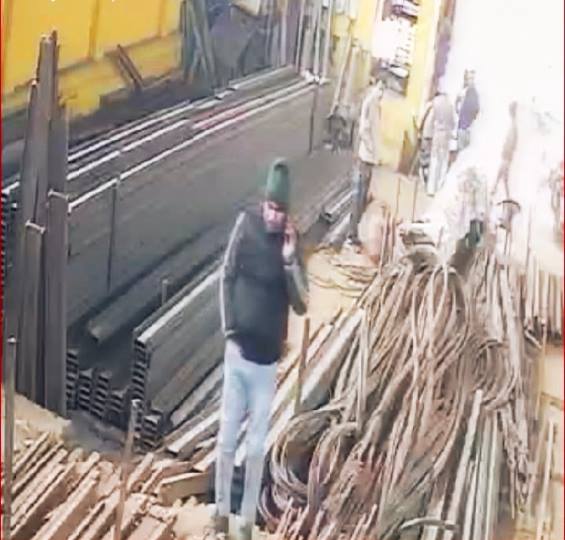 दिनदहाड़े गल्ले से 1.10 लाख रुपये लेकर भाग निकला युवक