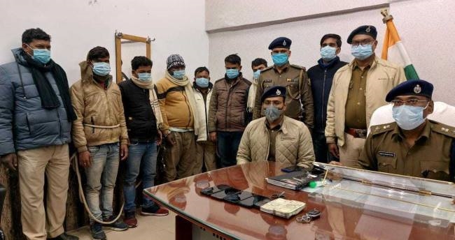 बैंक ग्राहकों से लूट में मोतिहारी में छापा,पांच बदमाश गिरफ्तार