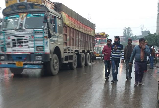 एटा में बारिश, धूप और शीत का संगम