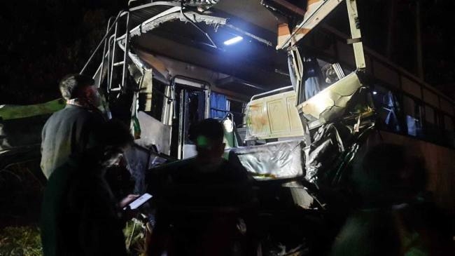 बरात लेकर लौट रही बस को ट्राले ने मारी टक्कर, सात जख्मी