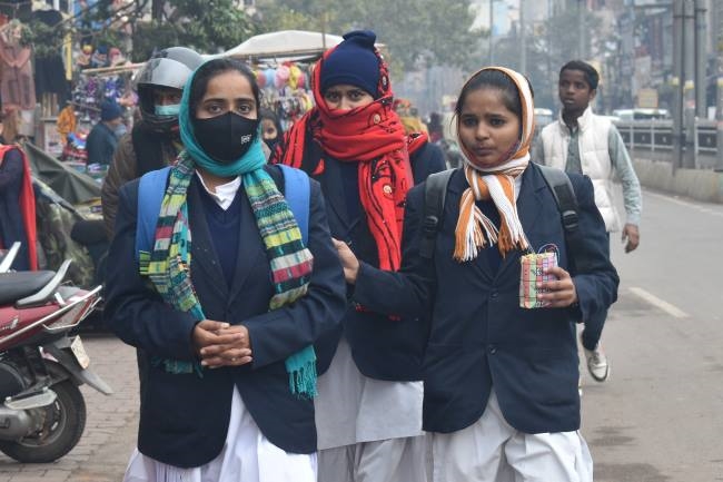 बूंदाबांदी और बर्फीली हवाओं से बढ़ी सर्दी