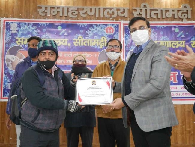 डीएम बोले- वेलडन, 72 हाईस्कूलों में शत-प्रतिशत बच्चों को लग गया कोविड टीका