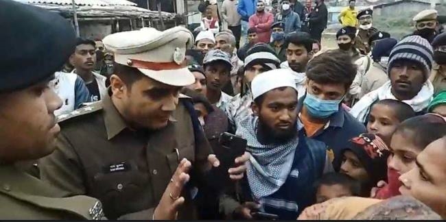 हत्या के बाद गम और गुस्से का माहौल, सड़क जाम कर आक्रोशितों ने घेरा थाना
