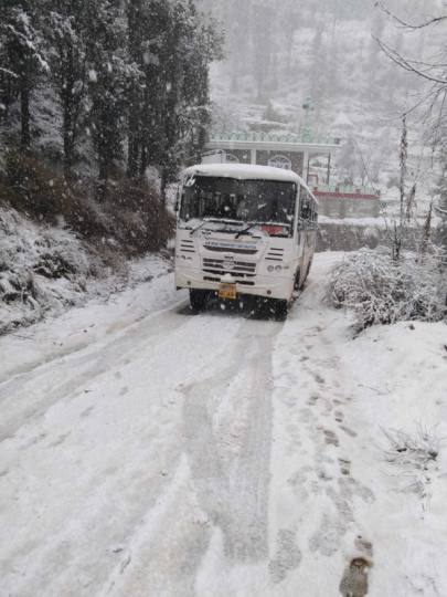 पहाड़ों पर बर्फबारी व मैदानी इलाकों में बारिश से जनजीवन प्रभावित