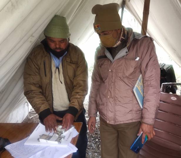 पुलिस और एसएसटी ने बरामद की एक लाख रुपये नकदी