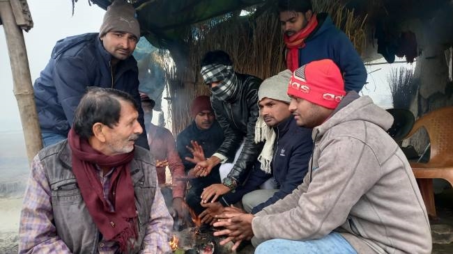सर्द मौसम में चाय की चुस्कियों के बीच हो रहा सियासी गुणा-भाग