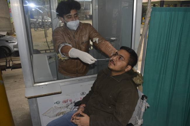 संक्रमितों से ढाई गुणा अधिक रिकवरी रेट, एक दिन में 401 कोरोना मरीज मिले, 963 स्वस्थ हुए